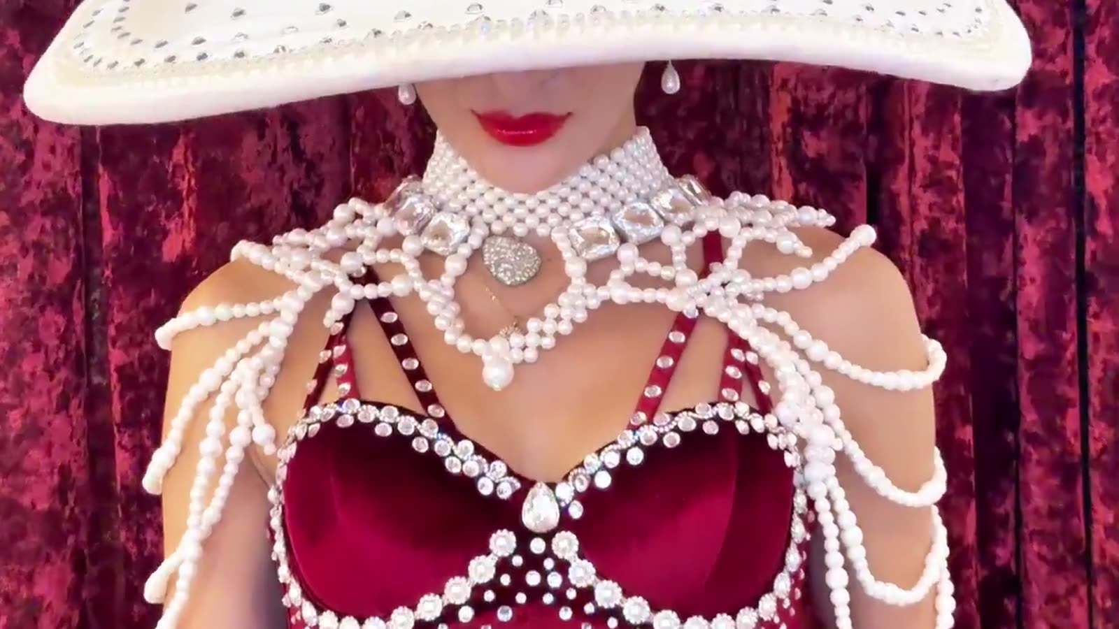 XOXO · Costume